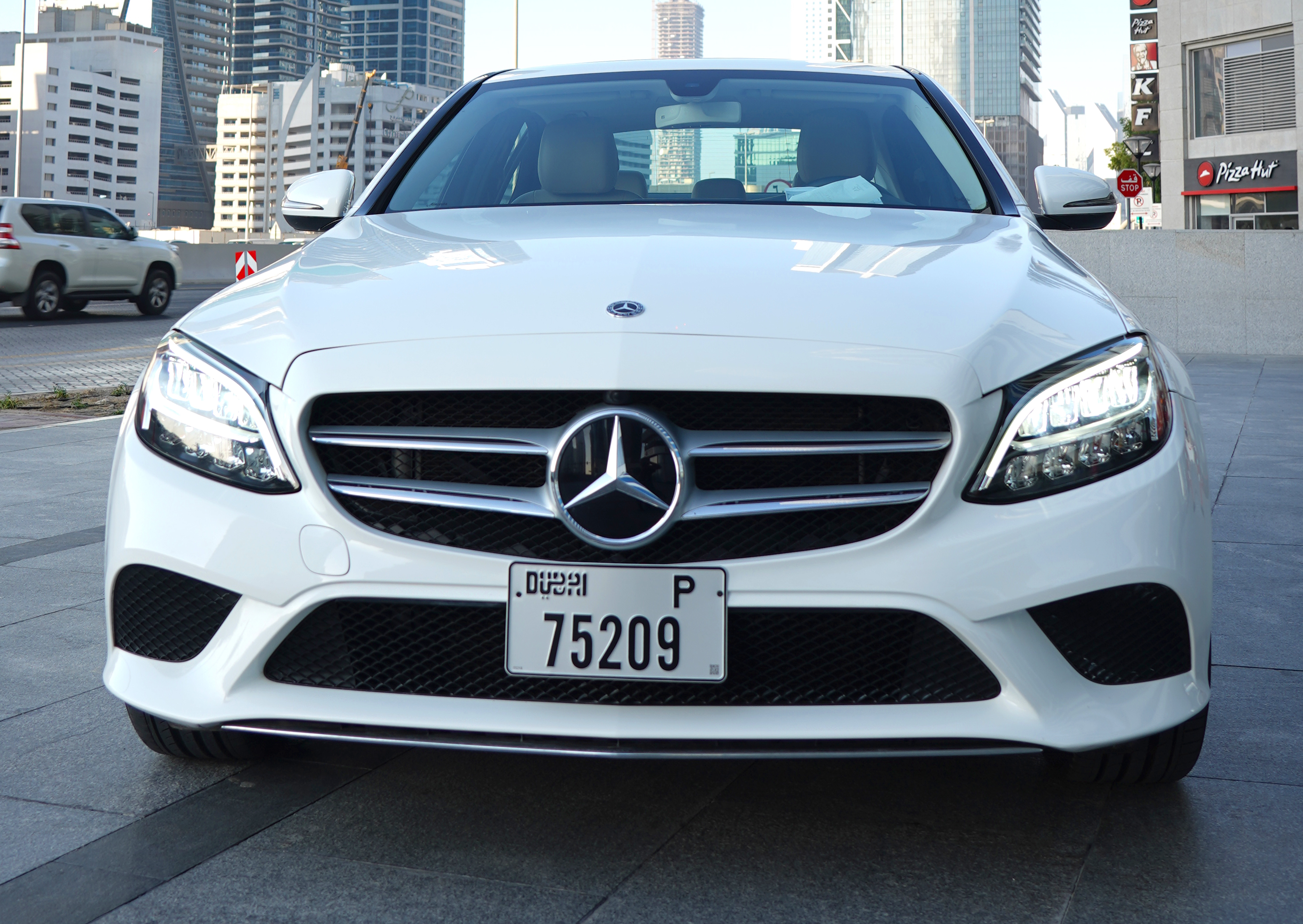 Mercedes C300 WHITE 2019 location dubaï