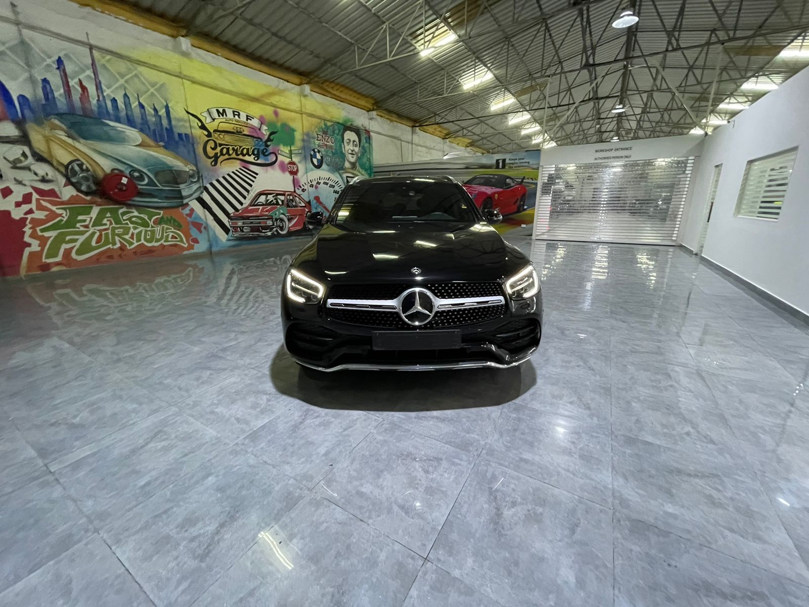 Mercedes GLC 300 BLACK 2021 location dubaï