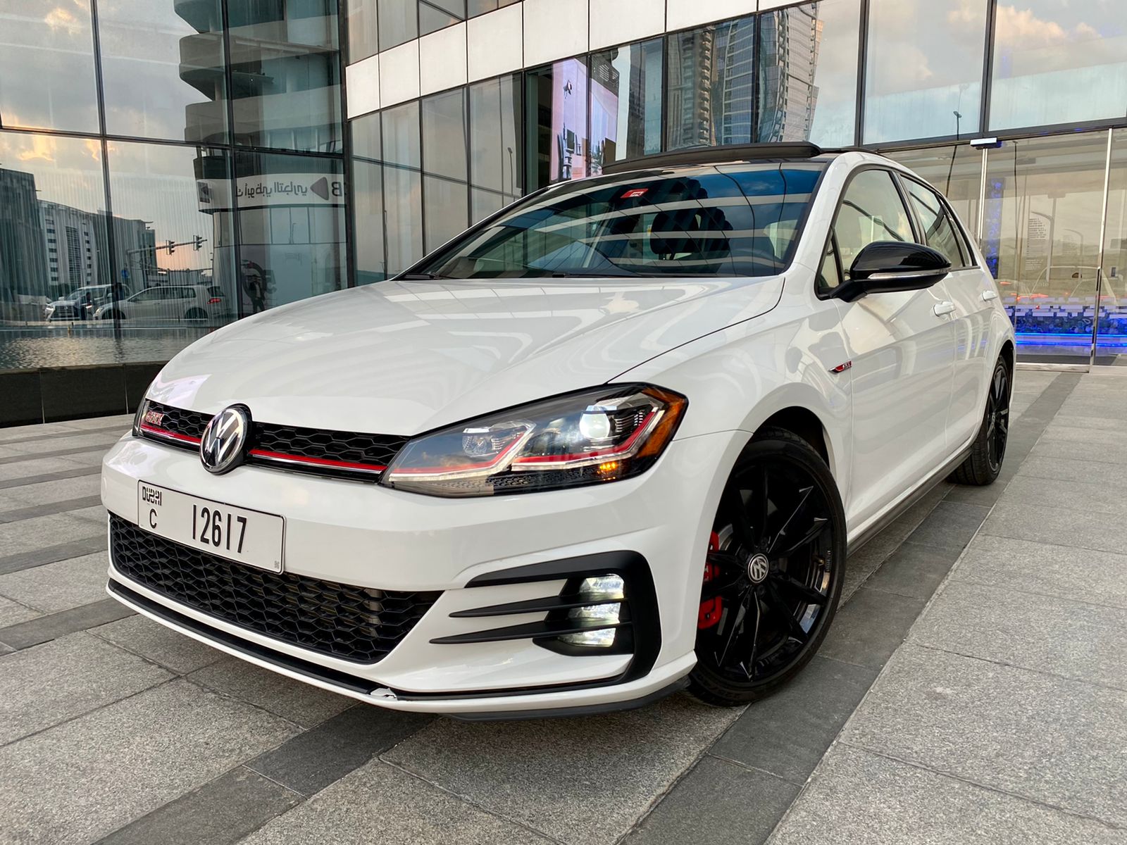 VOLKSWAGEN GOLF GTI WHITE 2021 location dubaï