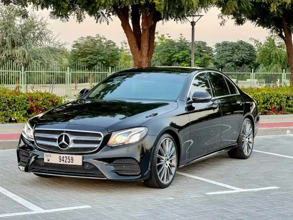 Mercedes Benz E350 BLACK 2020 location dubaï