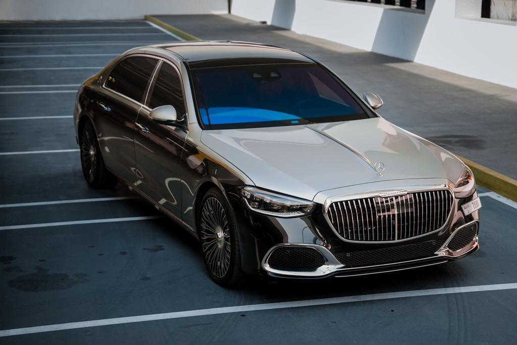 Mercedes Benz Maybach BLACK 2023 location dubaï