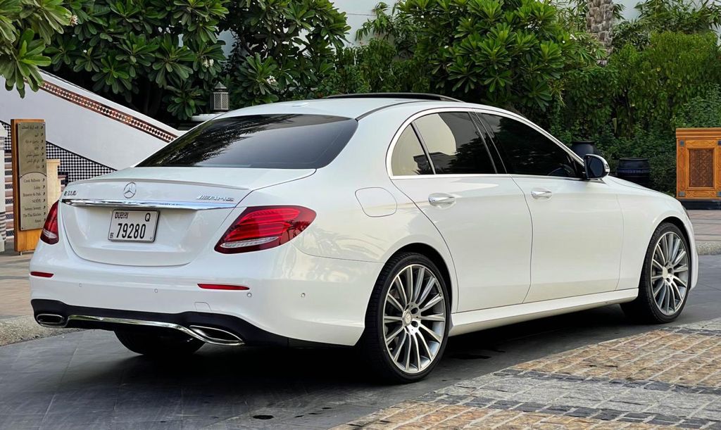 louer Mercedes E300 WHITE 2020 à Dubaï