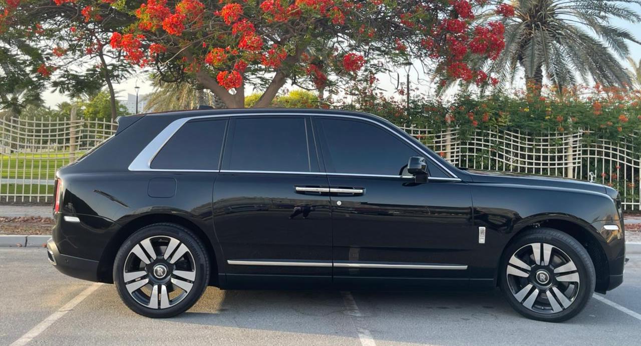 арендовать Rolls Royce Cullinan BLACK 2021 в Дубае