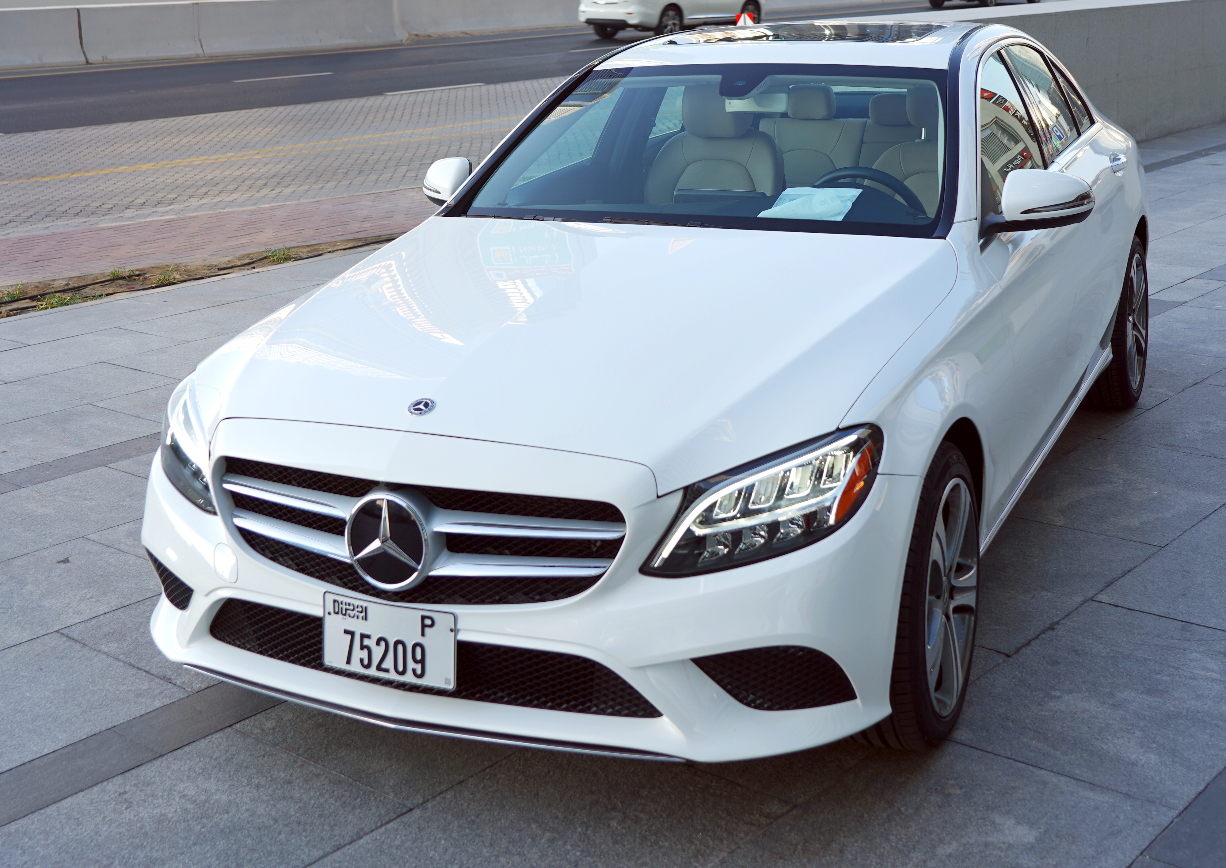 louer Mercedes C300 WHITE 2019 à Dubaï