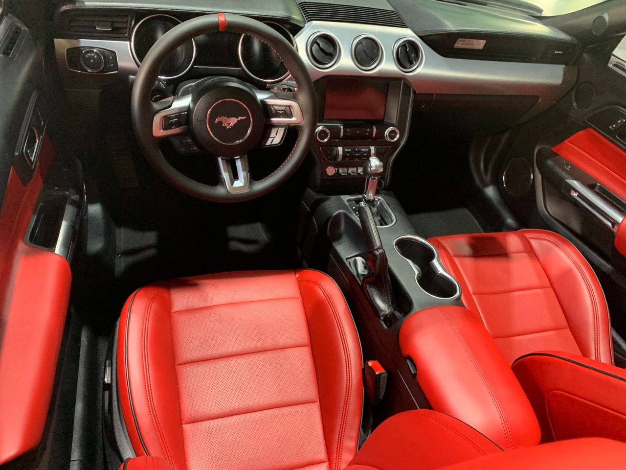 louer Ford Mustang Eco Boost BLACK 2019 à Dubaï