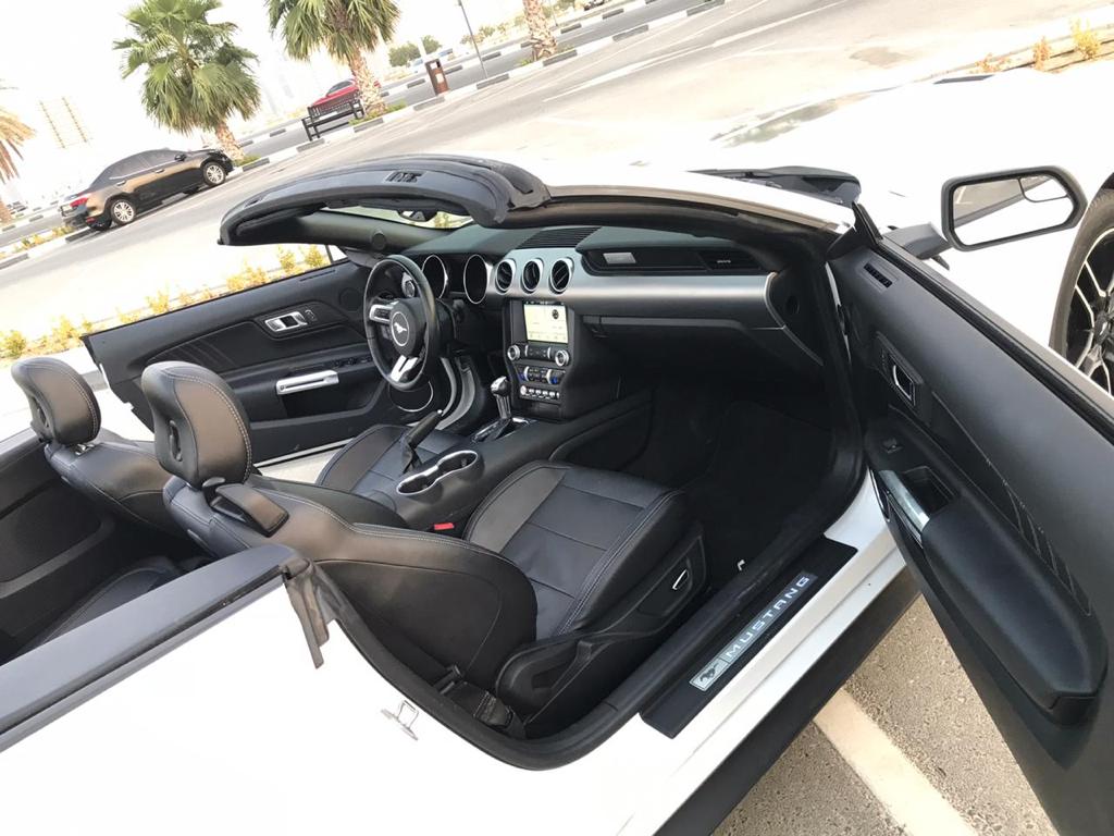louer Ford Mustang convertible WHITE 2021 à Dubaï