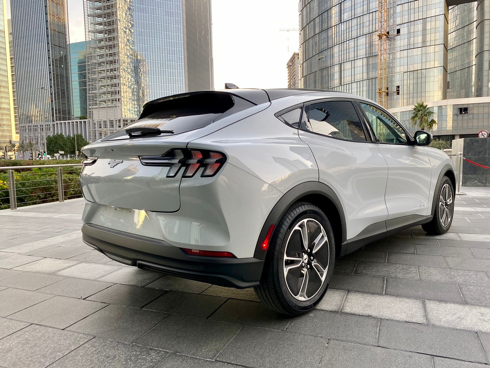 louer Ford Mustang Electric WHITE 2021 à Dubaï