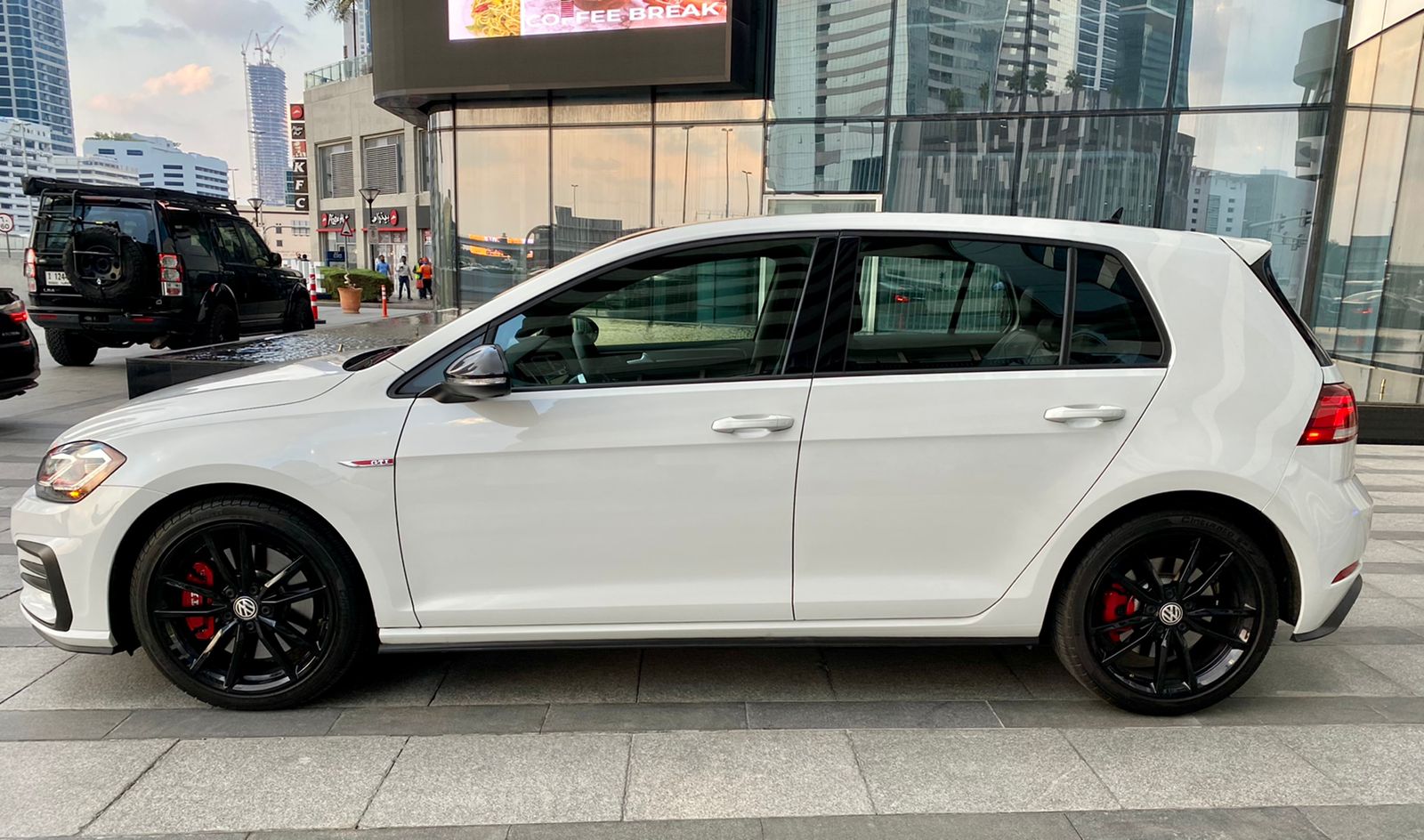 louer VOLKSWAGEN GOLF GTI WHITE 2021 à Dubaï