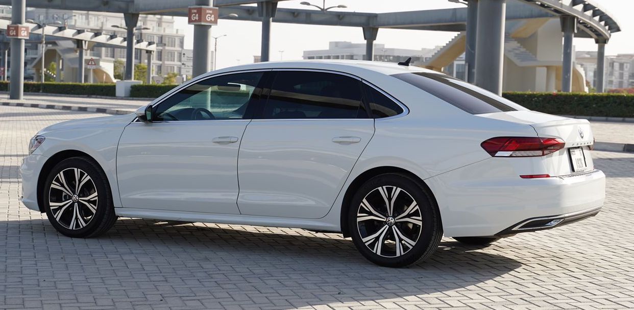 louer Volkswagen passat  WHITE 2021 à Dubaï