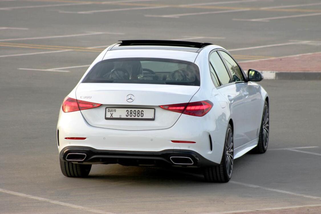 louer Mercedes C300 WHITE 2022 à Dubaï
