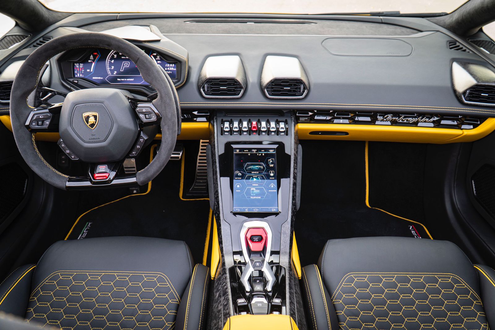 louer Lamborghini Huracan Evo Spyder YELLOW 2022 à Dubaï