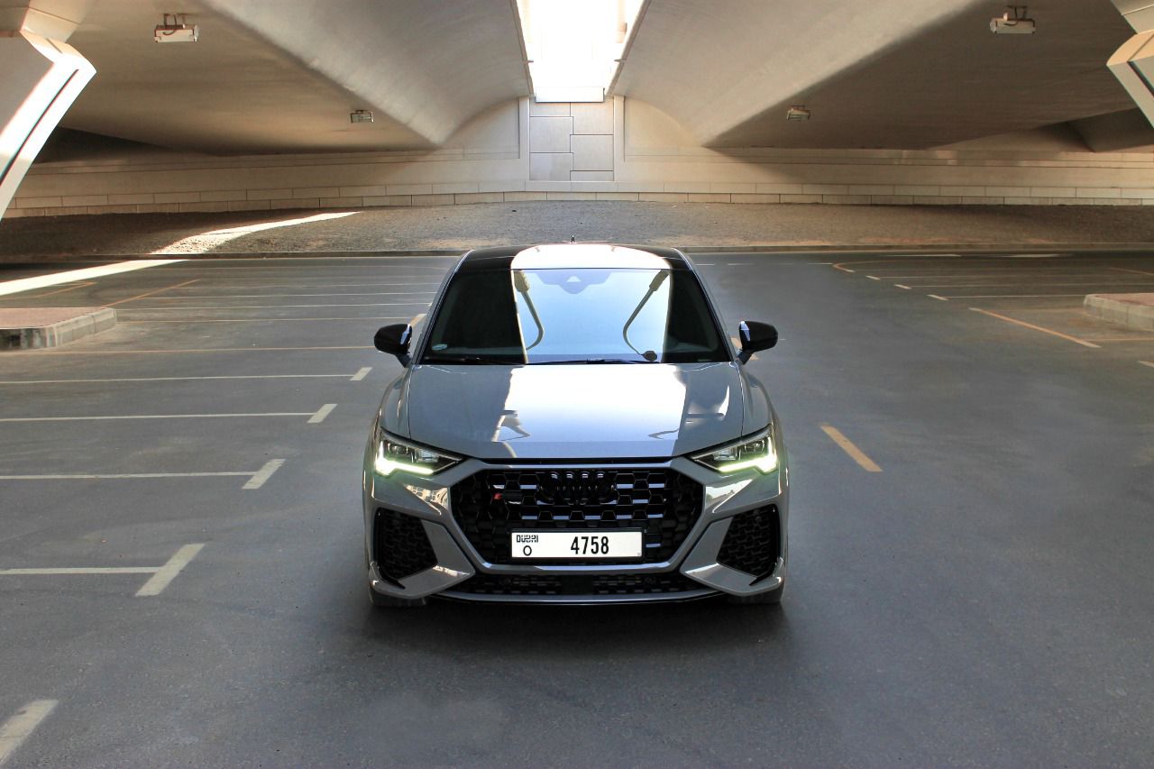 louer Audi RsQ3 GREY 2022 à Dubaï