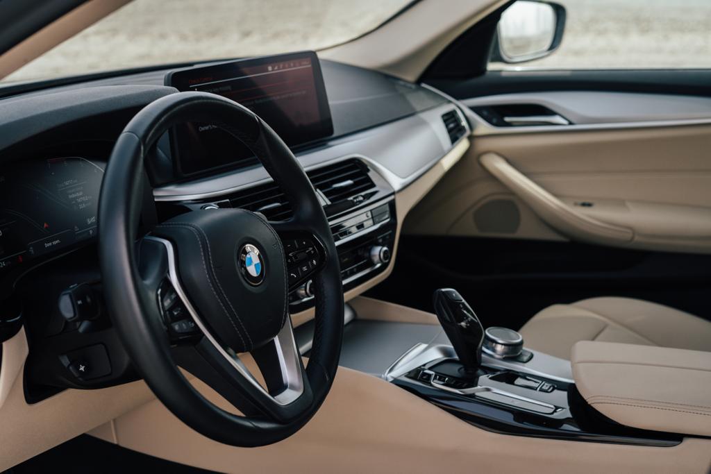 louer BMW 520i Sedan BLACK 2021 à Dubaï