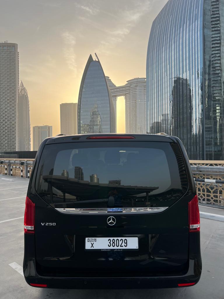 louer Mercedes Viano BLACK 2020 à Dubaï
