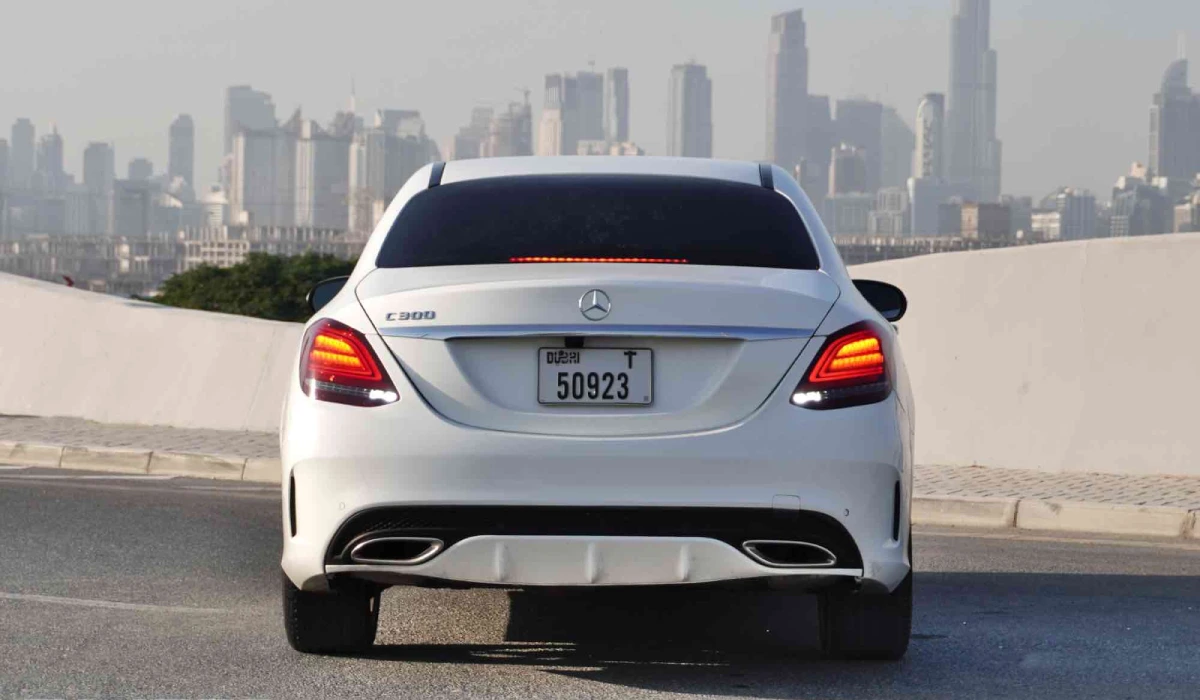 louer Mercedes Benz C300 WHITE 2020 à Dubaï
