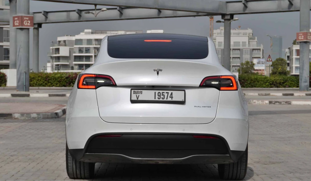 louer Tesla Model Y Dual Motor WHITE 2022 à Dubaï