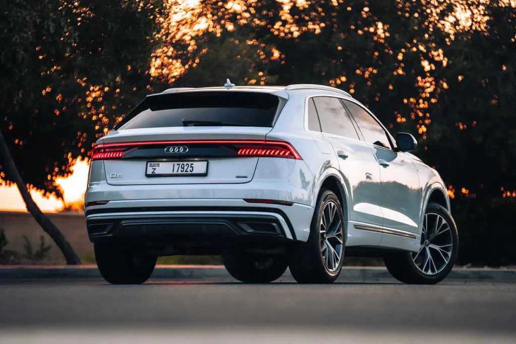 louer Audi Q8 S Line WHITE 2023 à Dubaï
