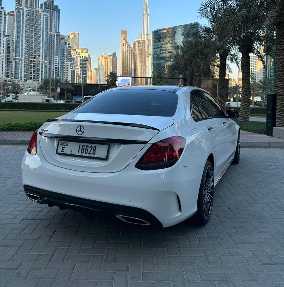 louer Mercedes C300 WHITE 2020 à Dubaï