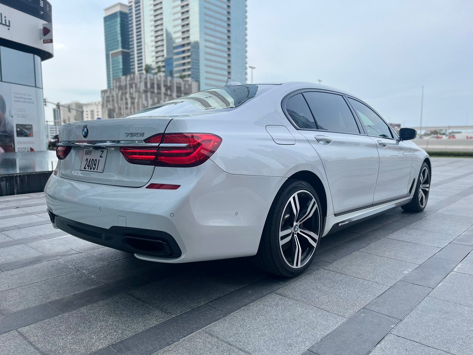 louer BMW 750i WHITE 2019 à Dubaï