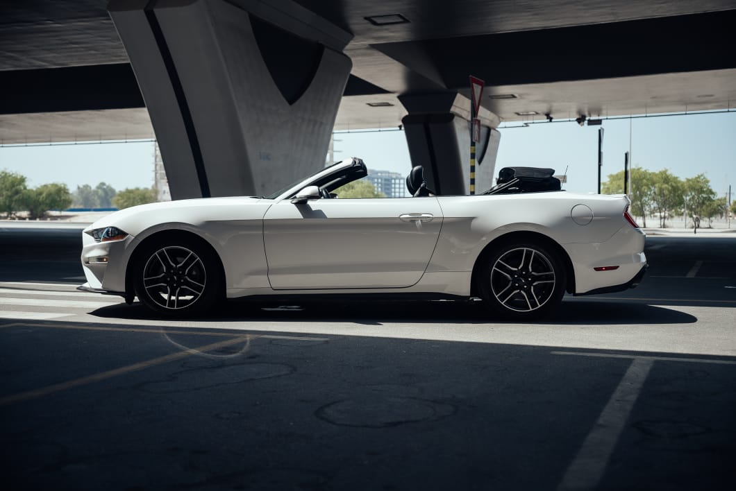 louer Ford Mustang EcoBoost Convertible V4 2020 WHITE 2020 à Dubaï