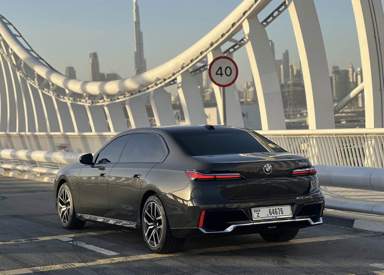 louer BMW 736 l  GREY 2023 à Dubaï
