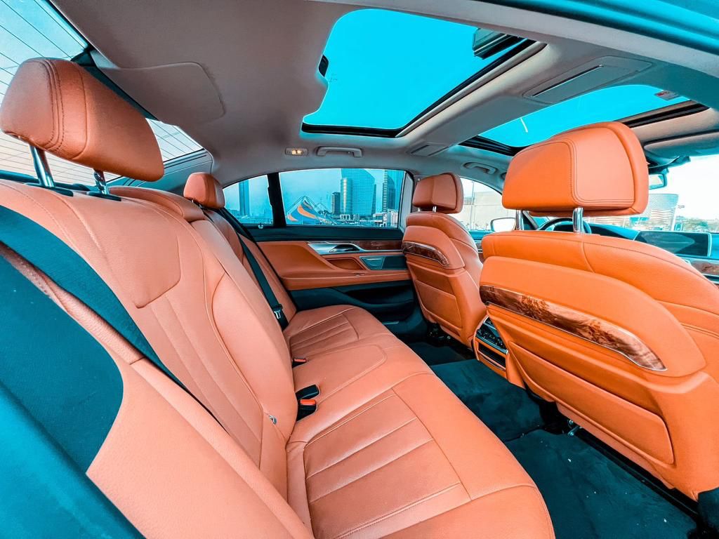 louer BMW 740i  BLACK 2022 à Dubaï