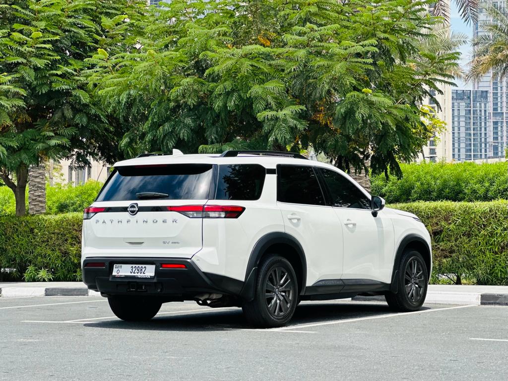 louer Nissan Pathfinder WHITE 2022 à Dubaï