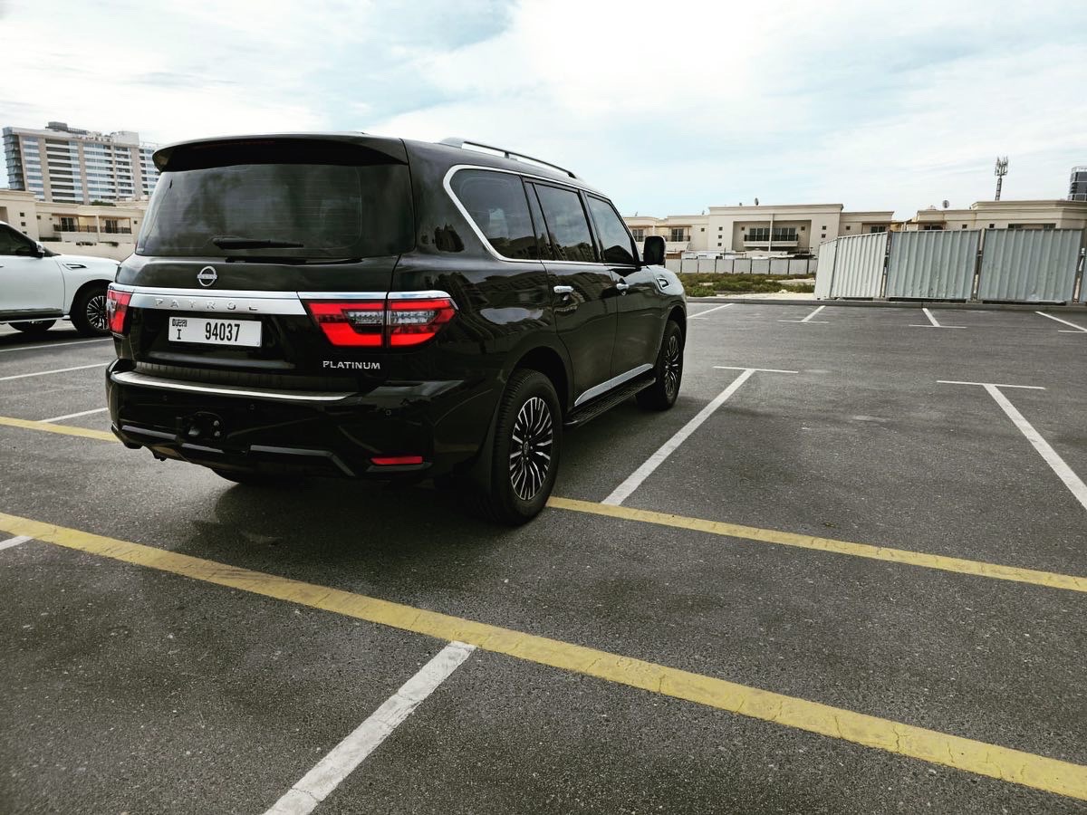 louer 2023 Nissan Patrol Platinum BLACK 2023 à Dubaï