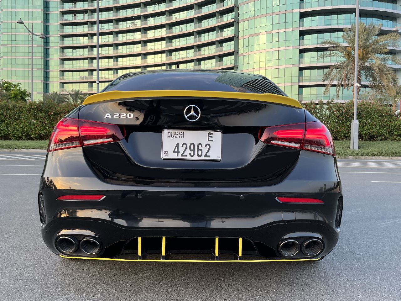 louer Mercedes Benz A220 2021 Black/ Yellow  BLACK 2021 à Dubaï