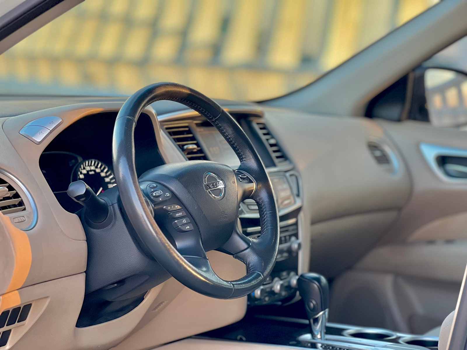 louer Nissan Pathifnder WHITE 2016 à Dubaï