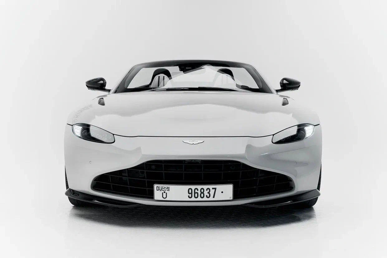 louer Aston Martin Vontage WHITE 2022 à Dubaï