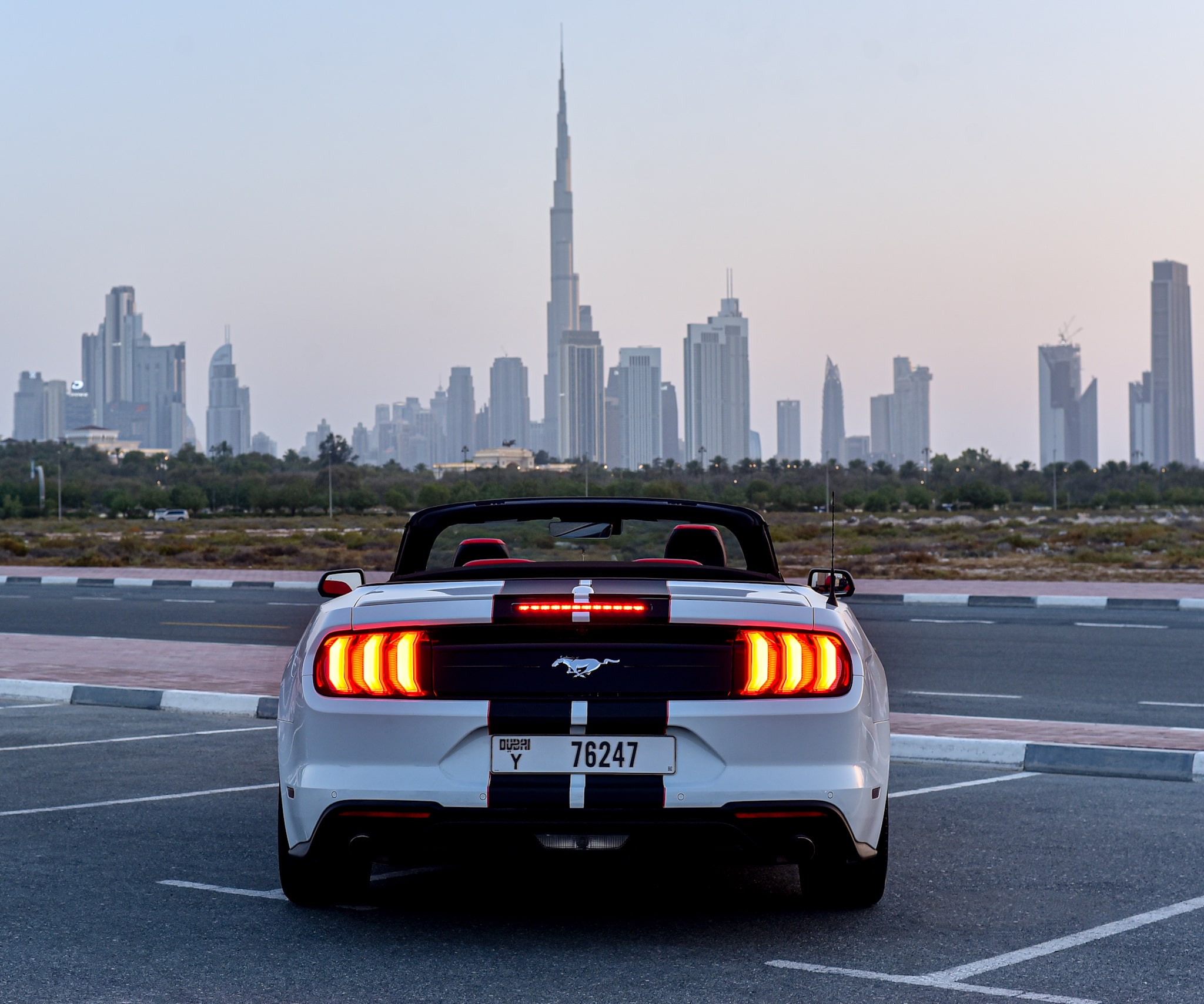 louer Ford Mustang V4 Convertible WHITE 2021 à Dubaï