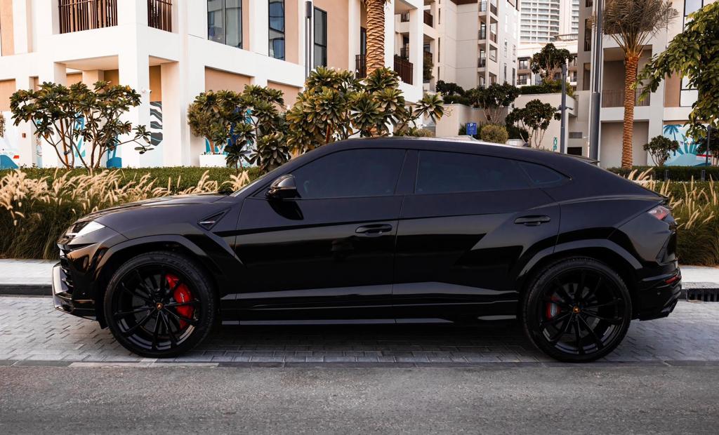 арендовать Lamborghini Urus BLACK 2023 в Дубае