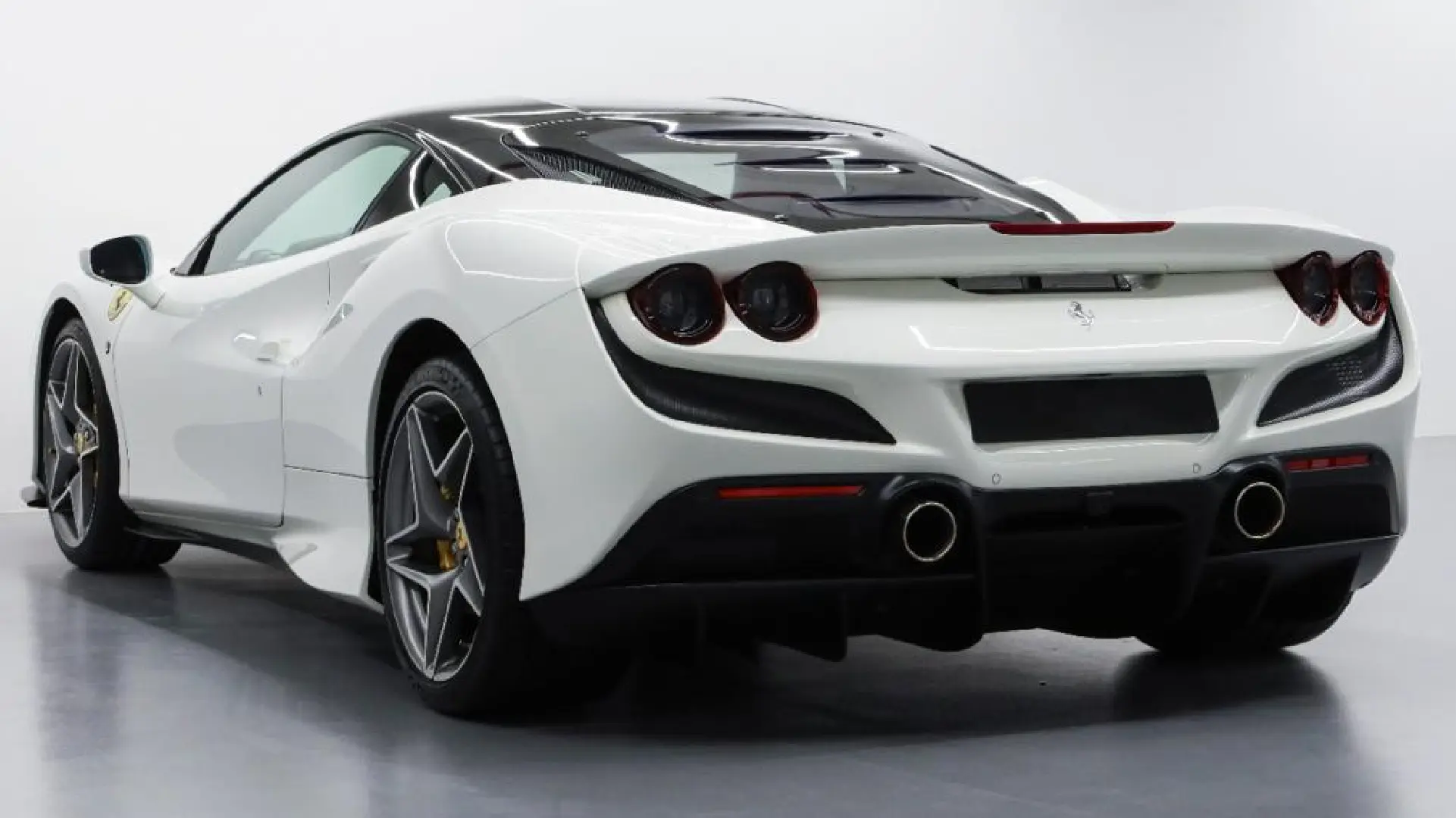 louer Ferrari F8 Tributo WHITE 2022 à Dubaï