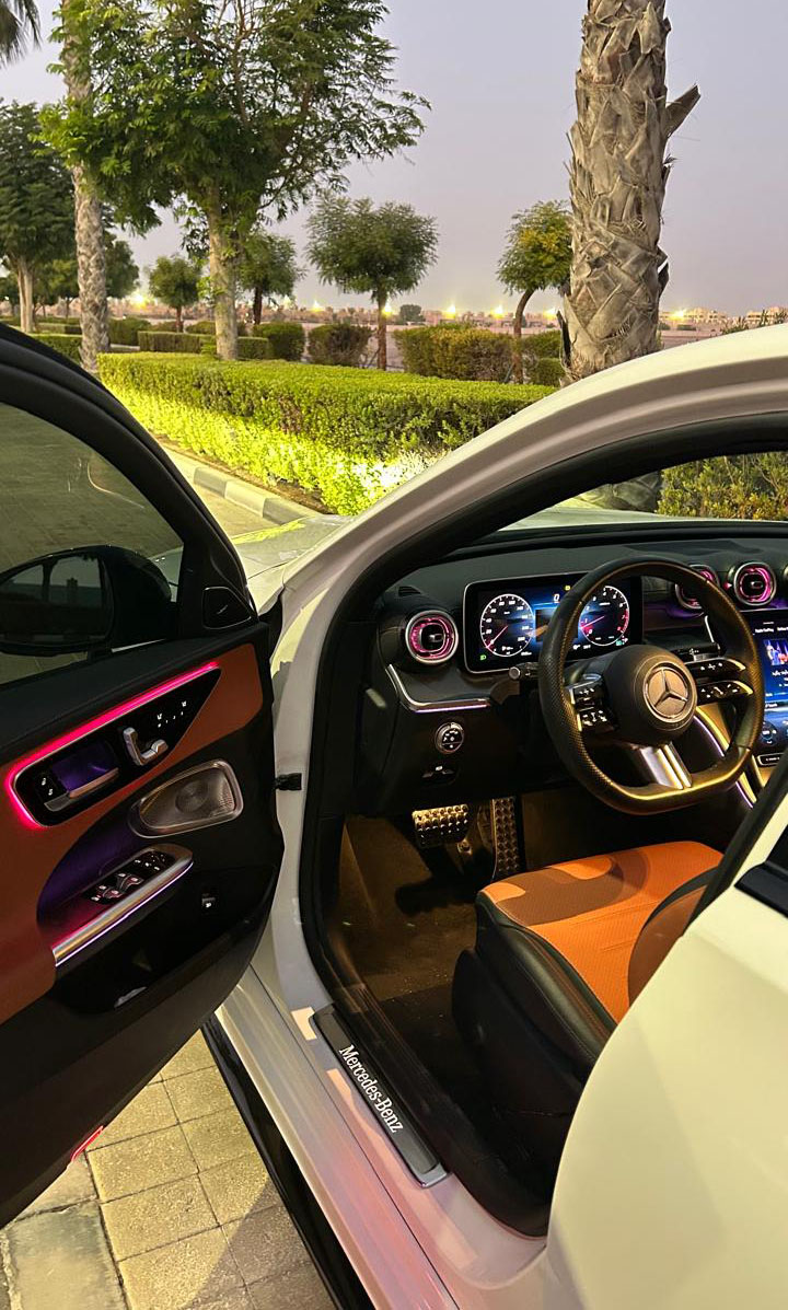 louer Mercedes Benz C300 White  2024 à Dubaï