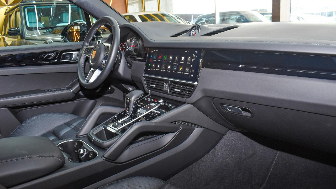 louer Porsche Cayenne GTS Black  2023 à Dubaï