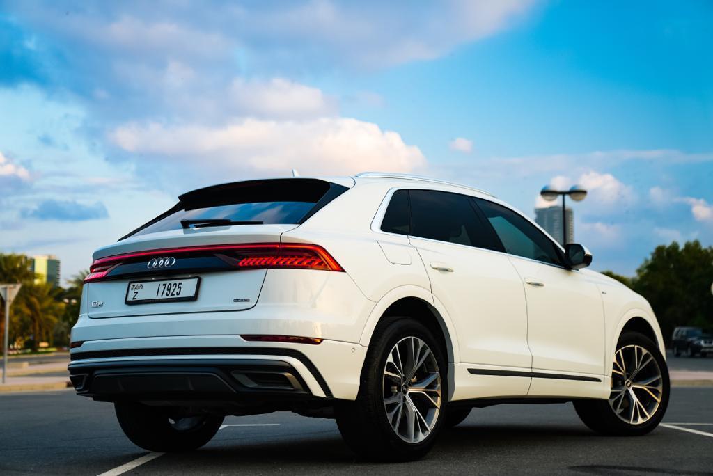 louer Audi Q8 S Line White  2023 à Dubaï