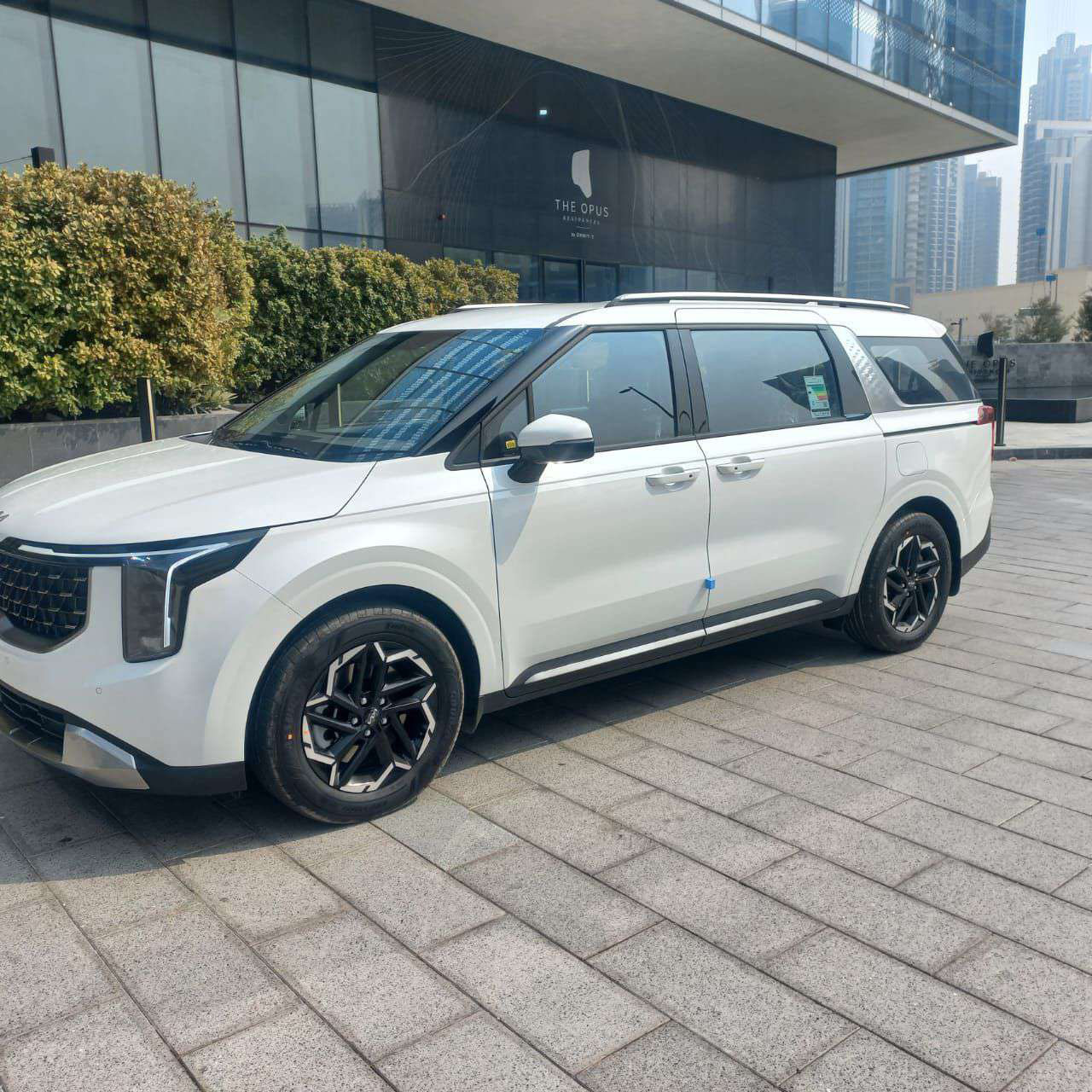 louer Kia Carnival  White  2025 à Dubaï