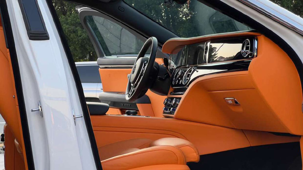 louer Rolls Royce Ghost White Interio Orange   2023 à Dubaï