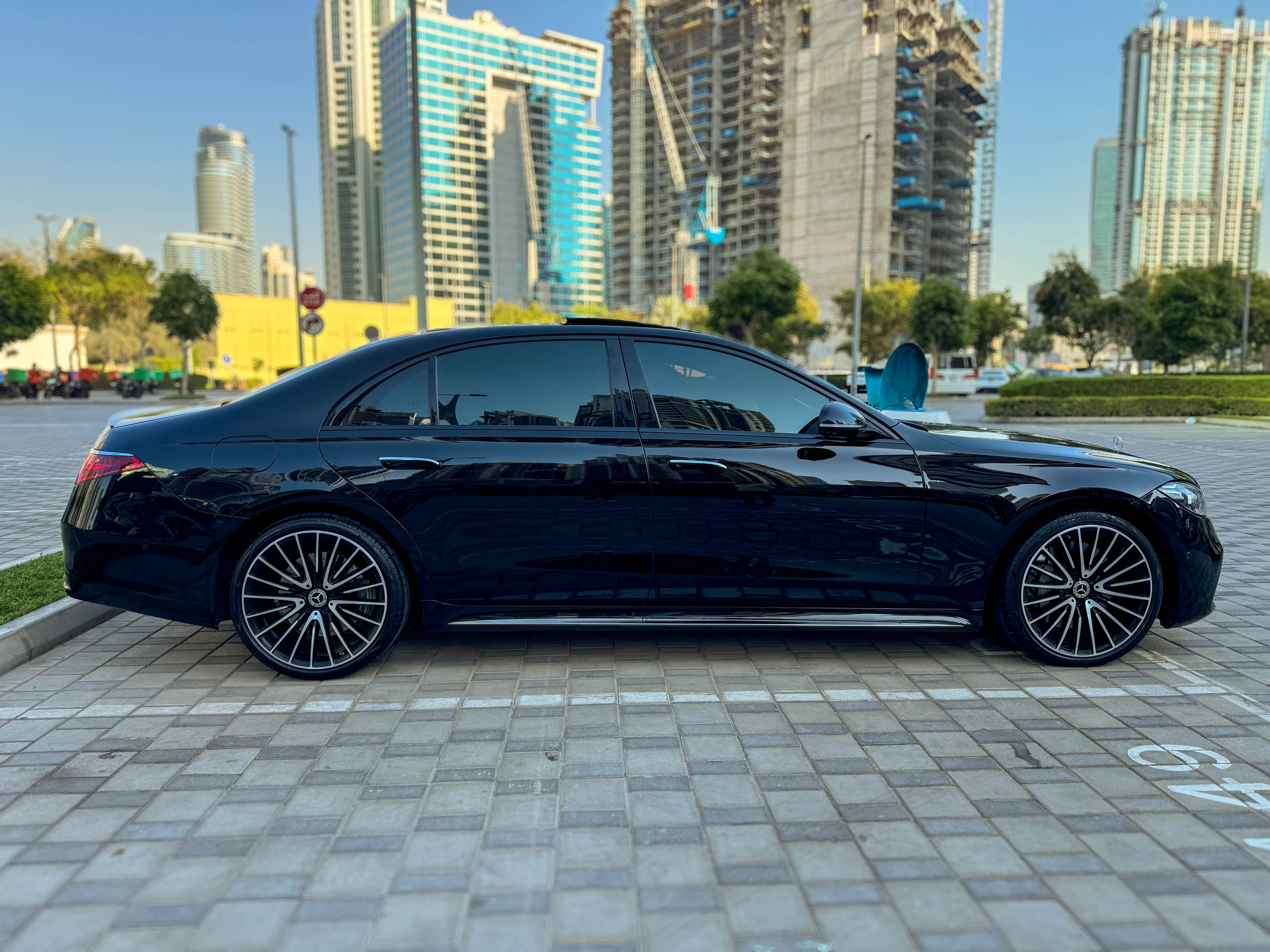 louer Mercedes-Benz S-Class S 580 Black  2023 à Dubaï