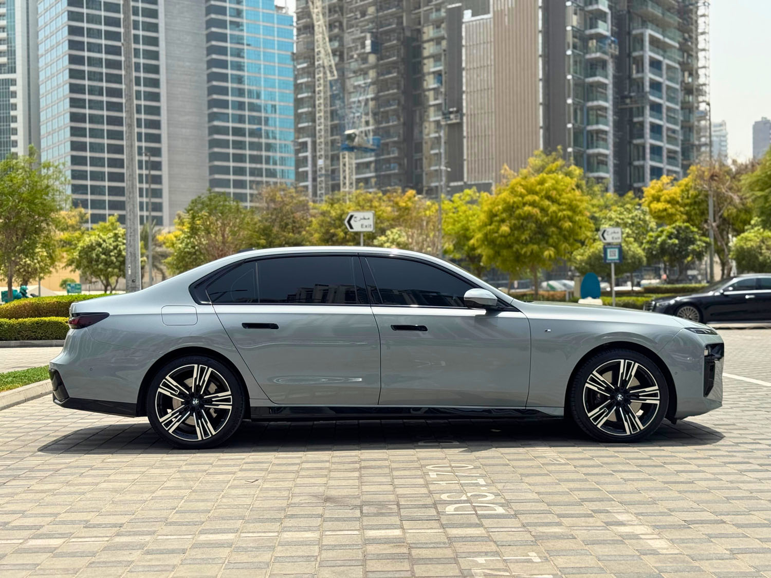 louer BMW 740i Nardo Gray  2024 à Dubaï