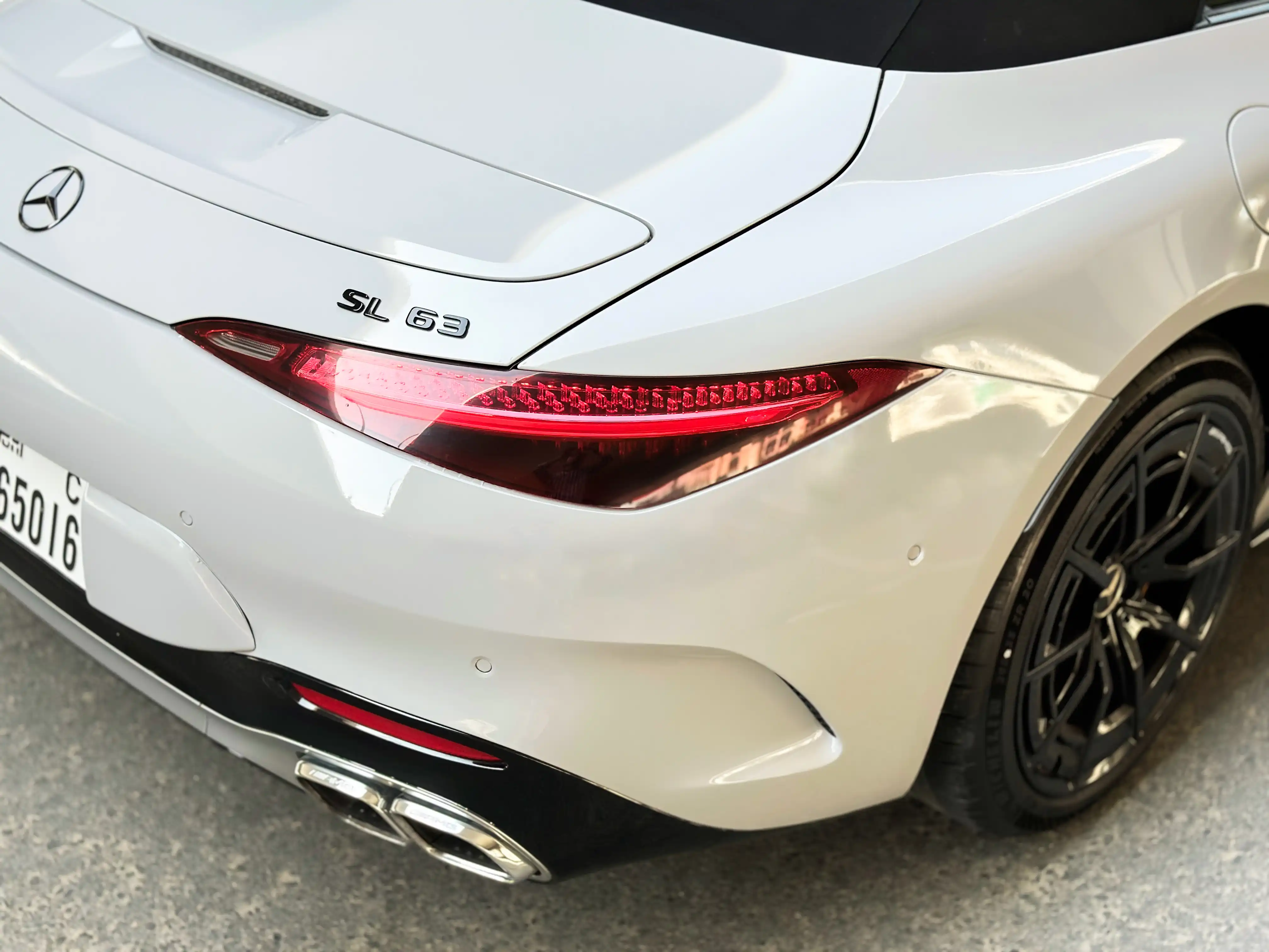 louer Mercedes-AMG Sl63  twin turbo V8 Grey  2023 à Dubaï