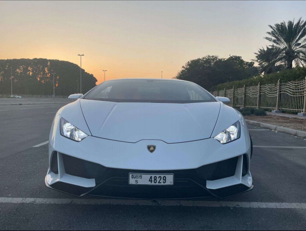 louer Lamborghini Evo coupe white without deposit   2022 à Dubaï
