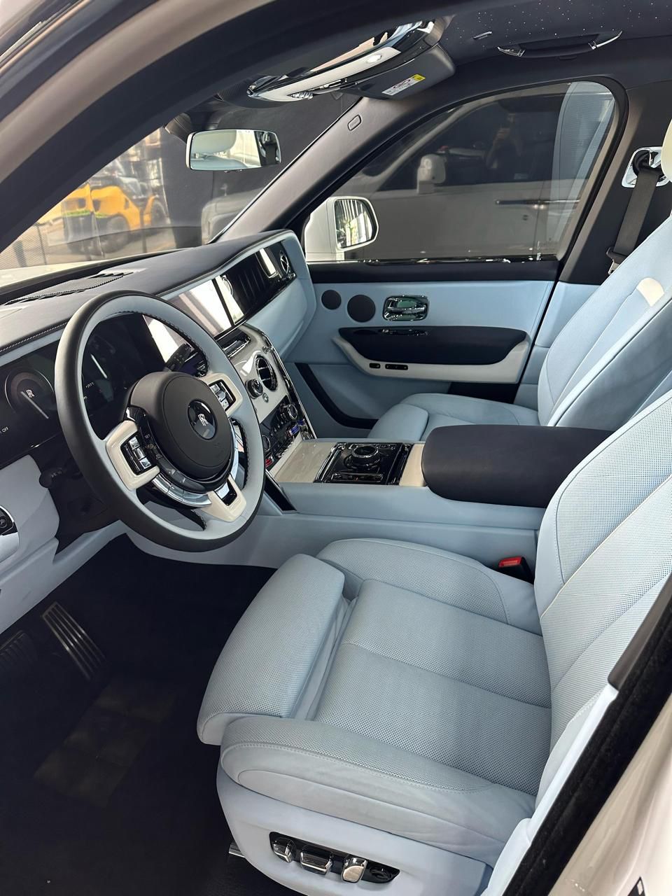 louer Rolls Royce Cullinan White Tiffany  2025 à Dubaï