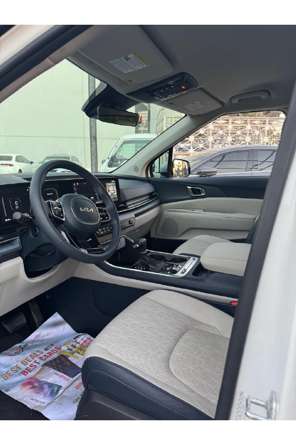 louer Kia Carnval White 8 Seaters Without Deposit  2025 à Dubaï