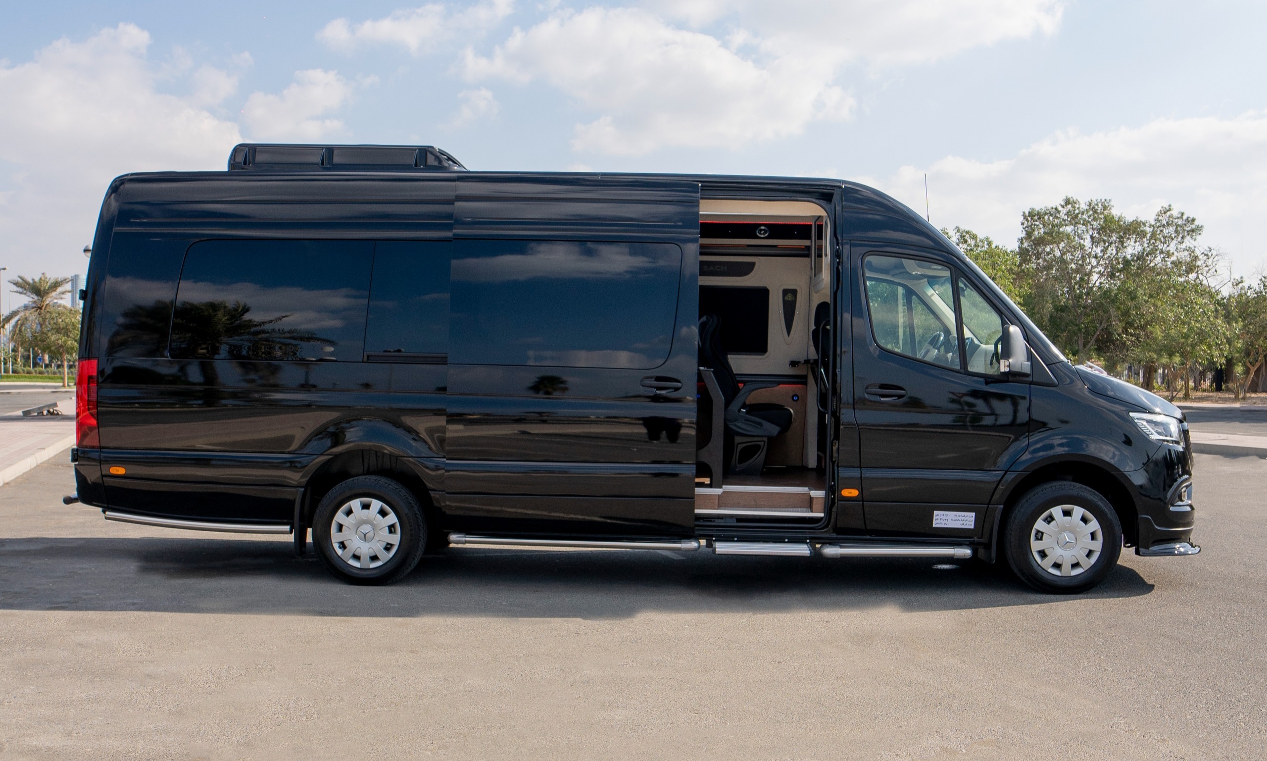 louer Mercedes Maybach Sprinter 19 Seater  2023 à Dubaï
